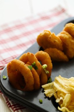 Yiyecekler. Tepside çeşitli atıştırmalıklar