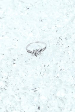 Mücevherler. Elmaslı güzel yüzük