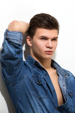 Yakışıklı, ciddi görünüşlü.