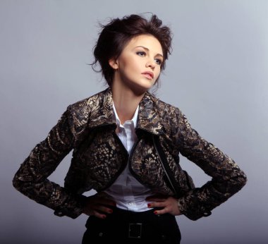 deri ceket gri arka plan üzerinde çekici bir kadın