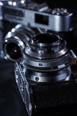 Fotoğraf, antika. Masanın üzerindeki kamera.