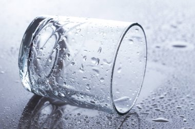 Masada boş bir bardak su var.