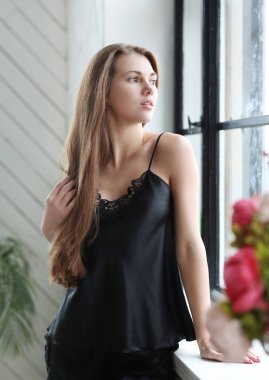 Stüdyoda poz veren seksi genç kadın.