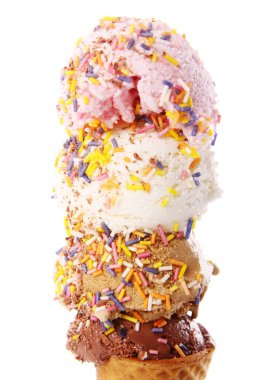 Dört top dondurmalı waffle külahı beyaz üzerine izole edilmiş.