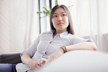 Gündüz vakti evde bir kadın