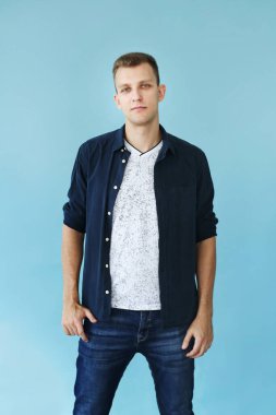 mavi bir arka plan üzerinde yakışıklı adam