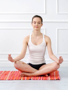Yaşam tarzı. Yoga egzersizi sırasında sevimli, çekici bir kadın.