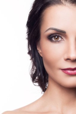 Beyaz arka planda makyajlı güzel esmer kadın portresi.