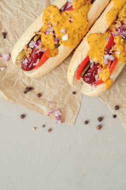 Yiyecekler. Masada nefis bir sosisli.