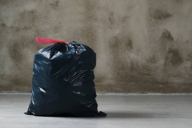 Kirlilik. Çöp torbası yere düştü.