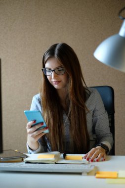 Günlük rutin. Ofisteki kadın.