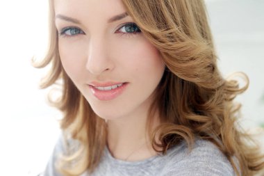 Mutlu, güzel kız geniş gülüşlü