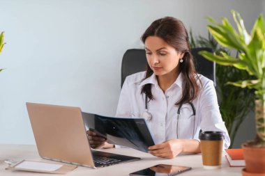 Hastanede çalışan bir doktor.