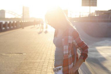 Kaykay yapan genç bir kadın.