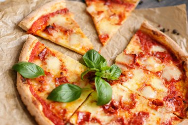 Yiyecekler. Masada nefis bir pizza