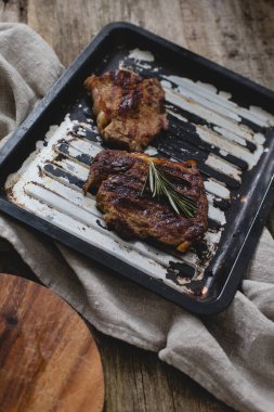 Yiyecekler. Tepside ızgara biftek.