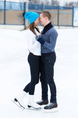 Buz pateni pistinde güzel, çekici bir çift