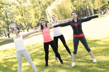 Spor. Kadınlar parkta egzersiz yapar.