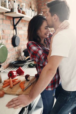 Güzel bir çift mutfakta eğleniyor.