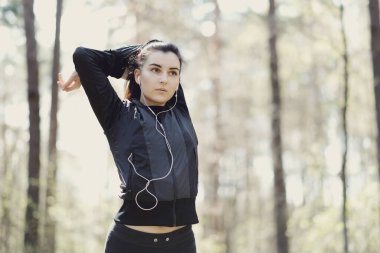 Açık hava sporu. Ormanda egzersiz yap.