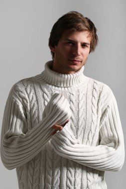 Stüdyoda poz veren yakışıklı genç adam.