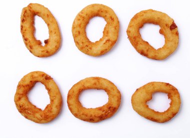 Beyaz arkaplanda soğan halkaları