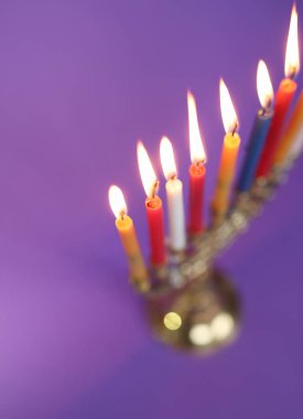 Yahudi bayramı Hanuka 'sı ve ünlü dokuz dallı menorası.