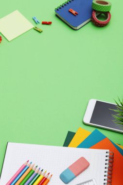 Yeşil masadaki kırtasiye malzemesi