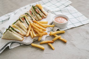 Yiyecekler. Masada nefis bir sandviç.