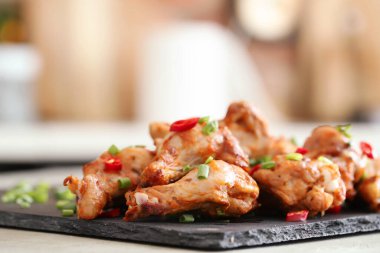 Yemek ve yemek. Kızarmış tavuk bacağı.