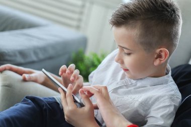 Baba oğluyla birlikte evde.