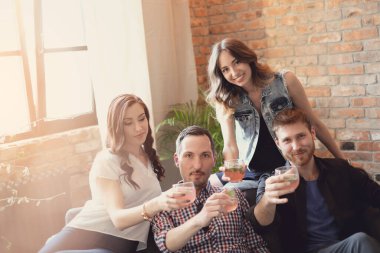 mutlu arkadaş grubuyla parti. Çekici gençler evde eğlenmek