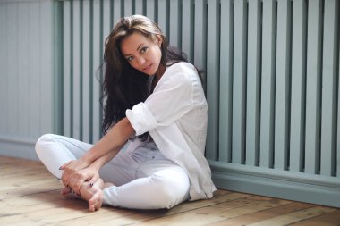 Yerde beyaz elbiseli güzel bir kız