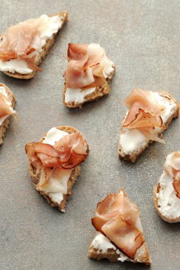 Yemek, aperatif. Masada lezzetli atıştırmalıklar var.