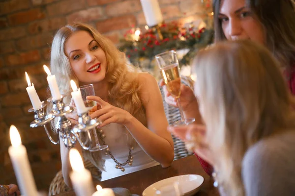 Junge Leute Feiern Silvester Hause — Stockfoto