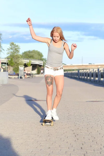 Mulher Jovem Skate Parque Skate — Fotografia de Stock