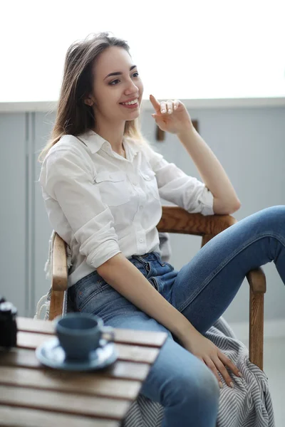 Casual Mujer Encantadora Cafetería — Foto de Stock