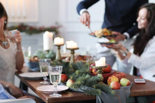 クリスマスの日 お友達とお祝いのディナー — ストック写真