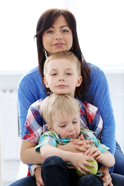 Madre Due Fratelli Durante Colazione Famiglia — Foto Stock