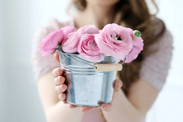 Linda Chica Joven Con Flores — Foto de Stock