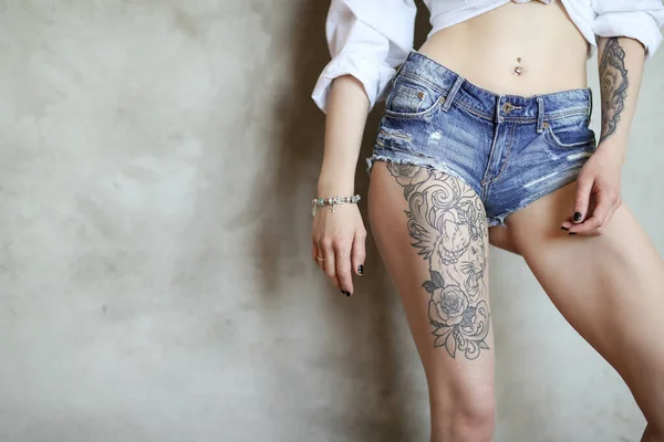 Mulher Com Tatuagem Uma Perna — Fotografia de Stock