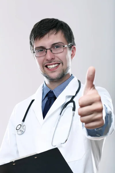 Jonge Lachende Dokter Met Duimschroef Opwaarts Grijze Achtergrond — Stockfoto