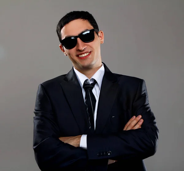 Szczęśliwy Biznesmen Okularach Przeciwsłonecznych Szarym Tle — Zdjęcie stockowe