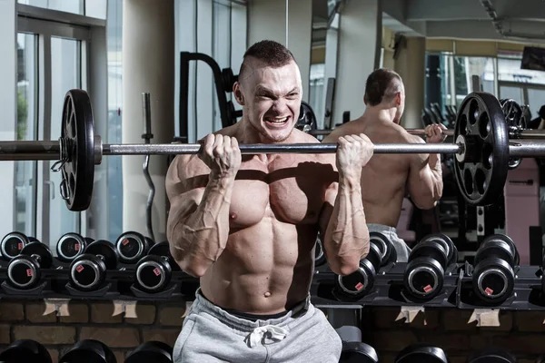 Fitness Musculación Hombre Poderoso Durante Entrenamiento — Foto de Stock