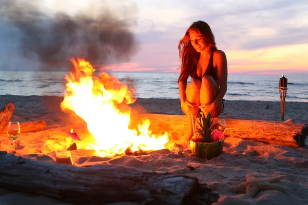 Hermosa Joven Sentada Playa Fuego Del Campamento — Foto de Stock