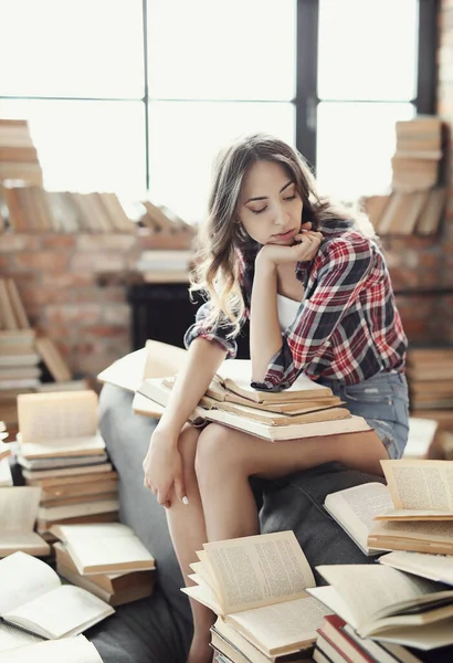 Educação Livros Mulher Encantadora Biblioteca — Fotografia de Stock