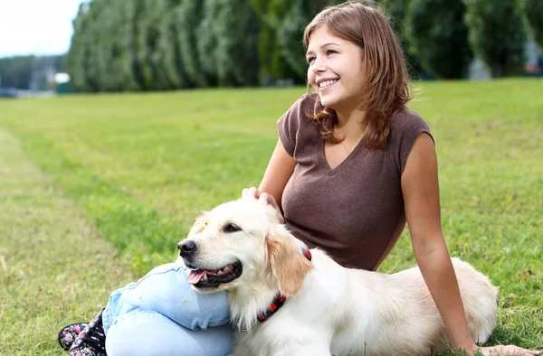 Mulher Brincando Com Seu Cão Livre — Fotografia de Stock