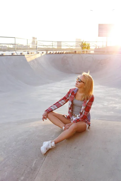 Sexy Jovem Mulher Reaxling Parque Skate — Fotografia de Stock