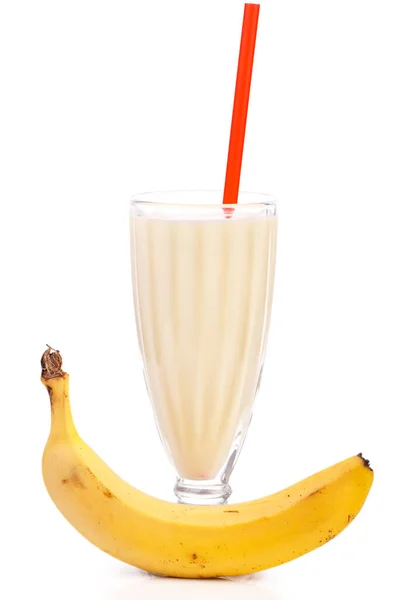 白色背景上美味的香蕉奶昔 — 图库照片