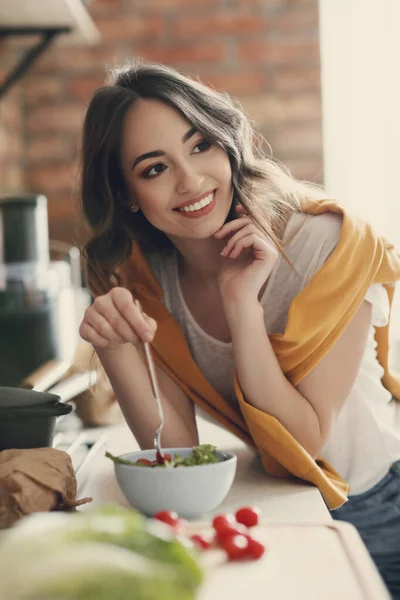 Chica Encantadora Cocina —  Fotos de Stock